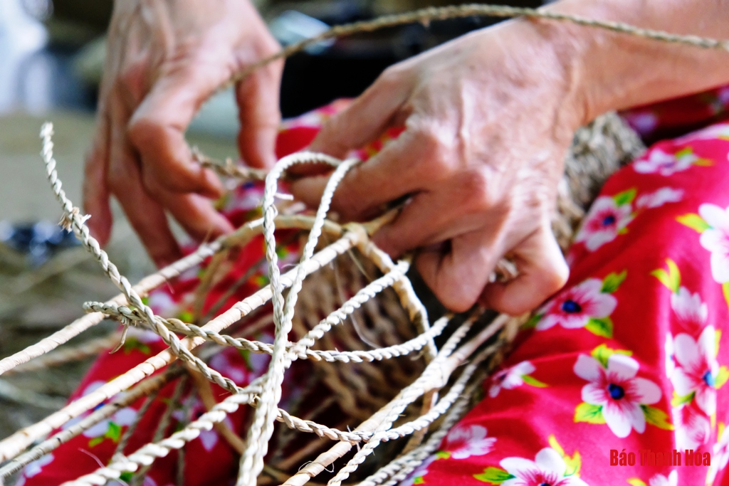 Độc đáo những sản phẩm mỹ nghệ làm từ cói, bèo tây
